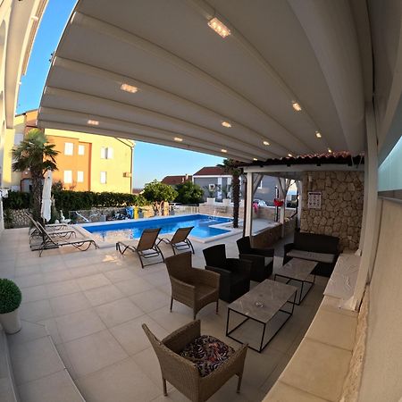 Apartments Sun Dance With Heated Pool Новаля Екстериор снимка