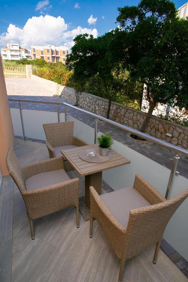 Apartments Sun Dance With Heated Pool Новаля Екстериор снимка