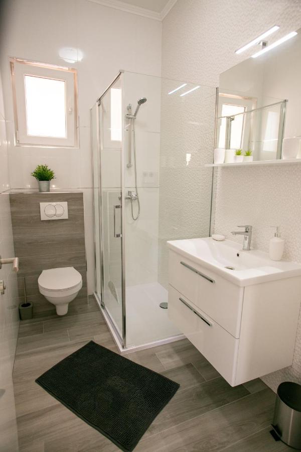 Apartments Sun Dance With Heated Pool Новаля Екстериор снимка