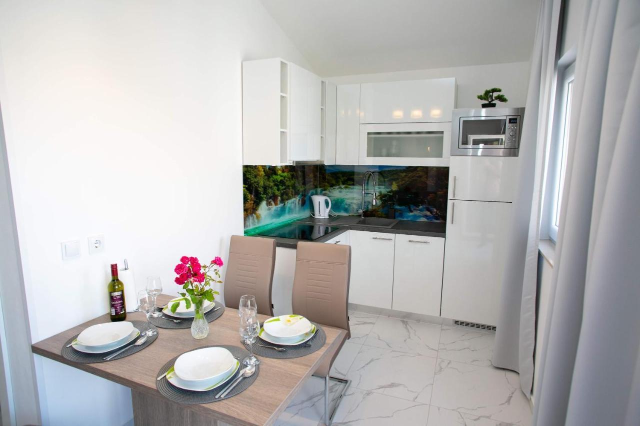 Apartments Sun Dance With Heated Pool Новаля Екстериор снимка