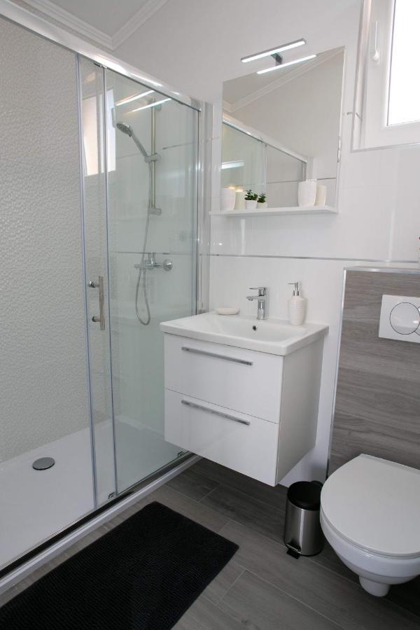 Apartments Sun Dance With Heated Pool Новаля Екстериор снимка