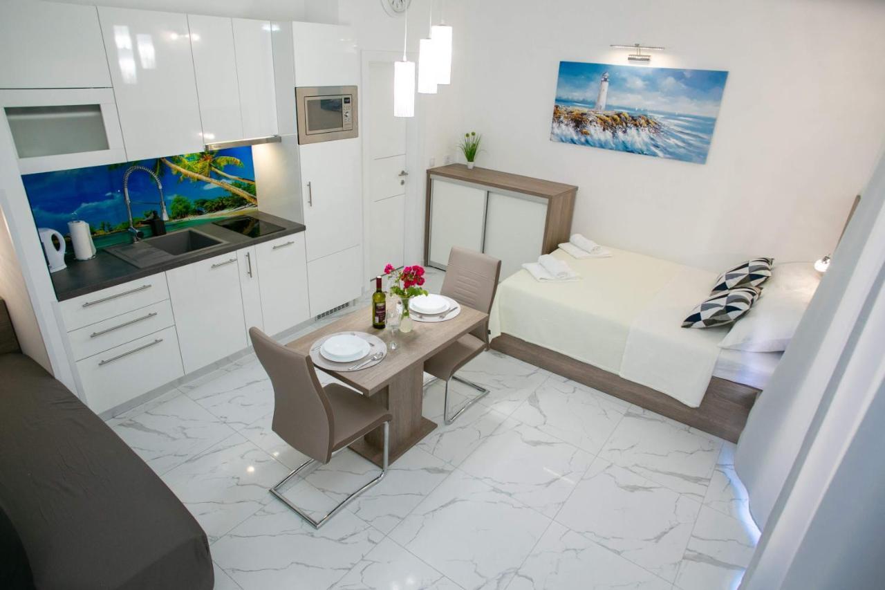 Apartments Sun Dance With Heated Pool Новаля Екстериор снимка