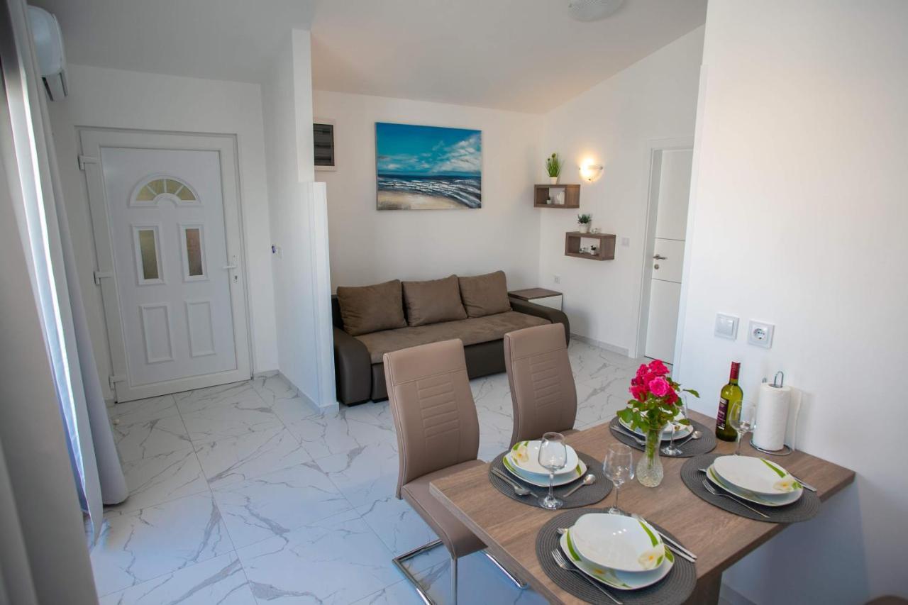 Apartments Sun Dance With Heated Pool Новаля Екстериор снимка