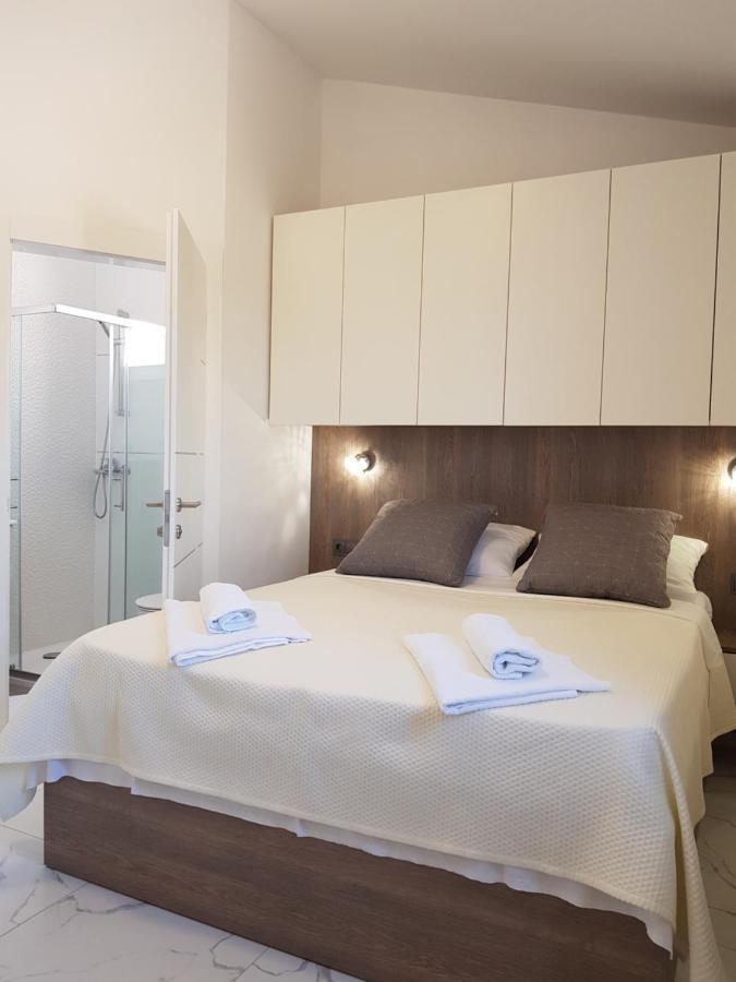 Apartments Sun Dance With Heated Pool Новаля Екстериор снимка