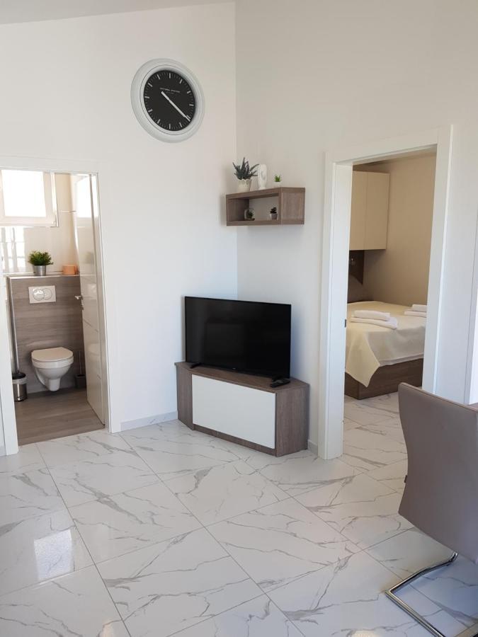 Apartments Sun Dance With Heated Pool Новаля Екстериор снимка