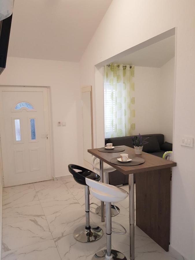 Apartments Sun Dance With Heated Pool Новаля Екстериор снимка