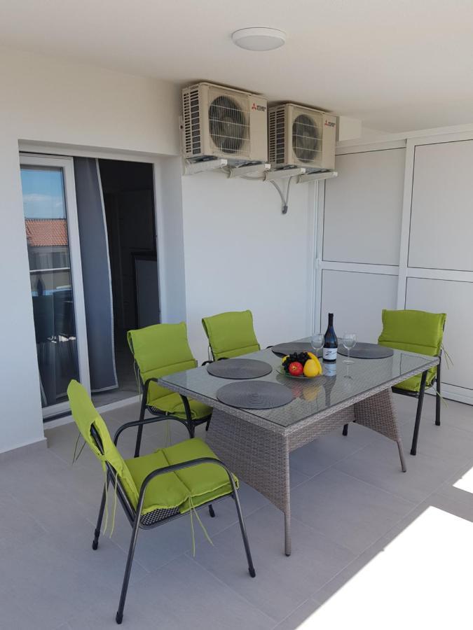 Apartments Sun Dance With Heated Pool Новаля Екстериор снимка