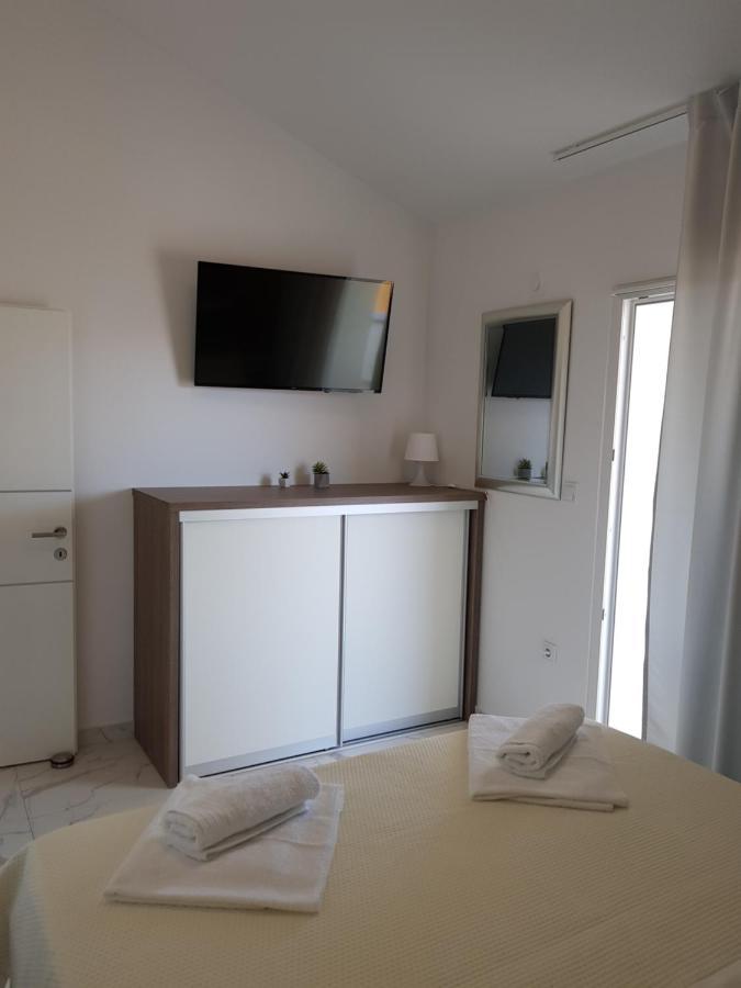 Apartments Sun Dance With Heated Pool Новаля Екстериор снимка