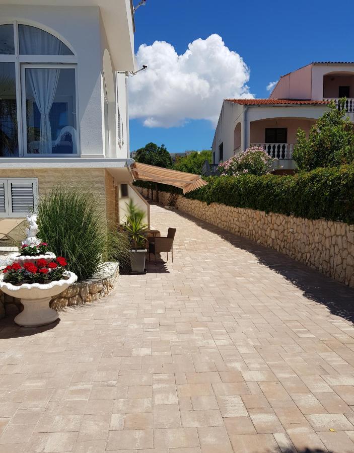 Apartments Sun Dance With Heated Pool Новаля Екстериор снимка